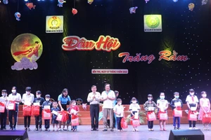 Trao học bổng, quà cho các cháu thiếu nhi là con công đoàn viên, người lao động có hoàn cảnh khó khăn.