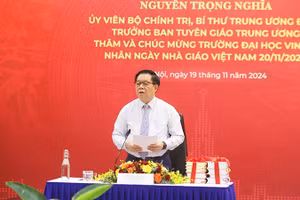 Đồng chí Nguyễn Trọng Nghĩa phát biểu tại buổi làm việc. 