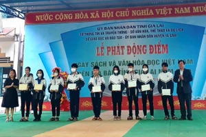 Trao quà khuyến đọc cho học sinh Trường THPT Phạm Văn Đồng. 