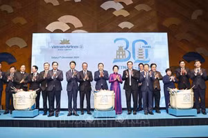 Chủ tịch Quốc hội Trần Thanh Mẫn và Phu nhân cùng đại biểu thực hiện nghi thức kỷ niệm 30 năm mở đường bay trực tiếp Việt Nam-Nhật Bản.