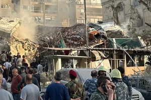 Lực lượng cứu hộ khẩn cấp làm nhiệm vụ tại hiện trường vụ oanh tạc khu vực gần Đại sứ quán Iran ở Damascus, Syria ngày 1/4/2024. (Ảnh: AFP/TTXVN)