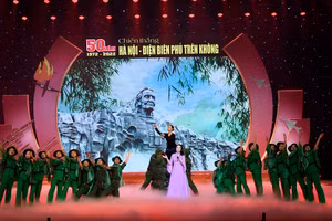 Chương trình gồm nhiều tiết mục nghệ thuật được dàn dựng công phu.