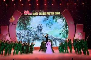 Chương trình gồm nhiều tiết mục nghệ thuật được dàn dựng công phu.