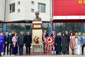 Cán bộ nhân viên Đại sứ quán, đại diện trường Hồ Chí Minh, kiều bào và du học sinh tại lễ dâng hoa.