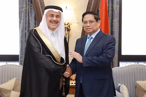 Thủ tướng Chính phủ Phạm Minh Chính và ông Amin Al-Nasser, Chủ tịch kiêm Tổng Giám đốc Tập đoàn dầu khí Saudi Arabia (Saudi Aramco). (Ảnh: Dương Giang/TTXVN)