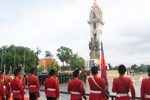 Tưởng niệm các anh hùng liệt sĩ đã hy sinh vì nền độc lập tự do của hai nước Việt Nam và Campuchia.