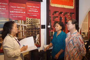 Tác giả Mã Thiện Đồng gặp gỡ các cựu nữ chiến sĩ Biệt động Sài Gòn. (Ảnh: THẾ ANH)