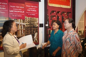 Tác giả Mã Thiện Đồng gặp gỡ các cựu nữ chiến sĩ Biệt động Sài Gòn. (Ảnh: THẾ ANH)