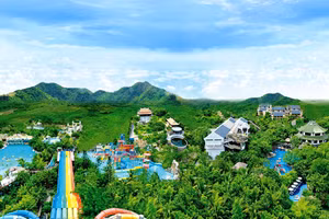 Toàn cảnh khu du lịch Suối khoáng nóng Núi Thần Tài giữa núi rừng nguyên sinh phía tây nam dãy Bà Nà-Núi Chúa. 