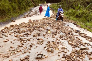 Tuyến quốc lộ 40B đoạn qua xã Tiên Hiệp (Tiên Phước) bị sạt lở sau bão số 4.