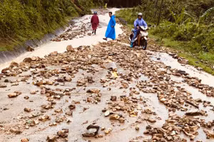 Tuyến quốc lộ 40B đoạn qua xã Tiên Hiệp (Tiên Phước) bị sạt lở sau bão số 4.