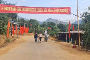 Đường mới, niềm vui của bà con làng Đê Kôn.