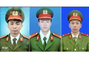 3 cán bộ chiến sĩ trước khi thăng quân hàm. (Ảnh: TTXVN)