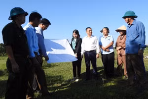 Lãnh đạo UBND huyện Mê Linh vận động người dân thực hiện công tác giải phóng mặt bằng. (Ảnh: Vũ Cường)