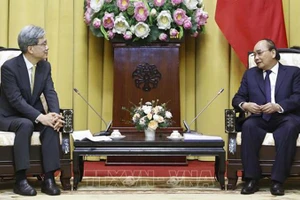 Chủ tịch nước Nguyễn Xuân Phúc tiếp Bộ trưởng Quản lý Tòa án quốc gia, Tòa án tối cao Hàn Quốc Kim Sang-Hwan. (Ảnh: TTXVN)