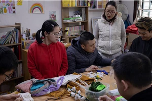 Trung tâm Phát triển Cộng đồng Our Story hỗ trợ học tập, hướng nghiệp cho trẻ tự kỷ. (Ảnh: SƠN TÙNG)