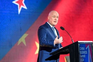 Thủ tướng New Zealand Christopher Luxon phát biểu tại một hội nghị. (Ảnh: THX/TTXVN)