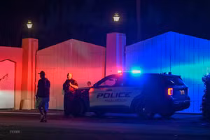 Xe cảnh sát đỗ bên ngoài dinh thự của cựu Tổng thống Mỹ Donald Trump ở Mar-A-Lago, Palm Beach, bang Florida, ngày 8/8/2022. (Ảnh: AFP/TTXVN)