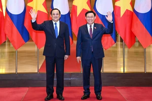 Chủ tịch Quốc hội Vương Đình Huệ và Thủ tướng Lào Sonexay Siphandone.