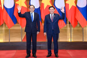 Chủ tịch Quốc hội Vương Đình Huệ và Thủ tướng Lào Sonexay Siphandone.