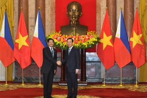 Chủ tịch nước Võ Văn Thưởng và Tổng thống Philippines Ferdinand Romualdez Marcos Jr tại lễ đón. (Ảnh: ĐĂNG KHOA)