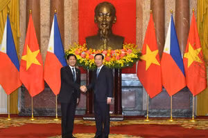 Chủ tịch nước Võ Văn Thưởng và Tổng thống Philippines Ferdinand Romualdez Marcos Jr tại lễ đón. (Ảnh: ĐĂNG KHOA)