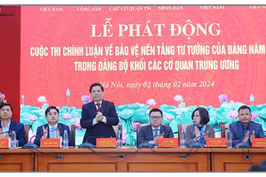 Các đồng chí chủ trì Lễ phát động Cuộc thi chính luận.