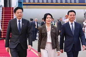 Bộ trưởng Khoa học và Công nghệ Nguyễn Mạnh Hùng đón Thủ tướng Singapore Lawrence Wong và Phu nhân tại Sân bay Quốc tế Nội Bài (Hà Nội). (Ảnh: TTXVN)