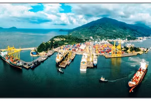 Cảng Đà Nẵng, đầu mối giao thương quan trọng của Đà Nẵng và khu vực miền trung-Tây Nguyên.
