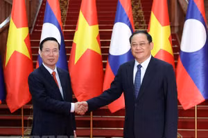 Chủ tịch nước Võ Văn Thưởng hội kiến Thủ tướng Lào Sonexay Siphandone. (Ảnh: Thống Nhất/TTXVN)