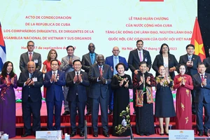 Chủ tịch Quốc hội Vương Đình Huệ, Chủ tịch Quốc hội Cuba Esteban Lazo Hernandez cùng các đồng chí lãnh đạo, nguyên lãnh đạo Quốc hội và các đại biểu chụp ảnh lưu niệm tại buổi lễ.