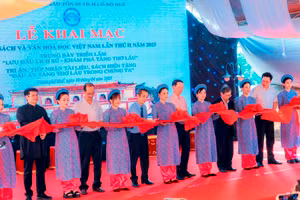 Các đại biểu cắt băng khai mạc.