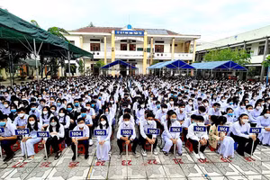 Học sinh trường THPT Cà Mau thực hiện nghiêm túc việc đeo khẩu trang trong ngày khai giảng 5/9. 