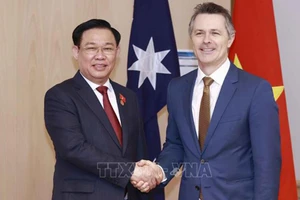 Chủ tịch Quốc hội Vương Đình Huệ tiếp Bộ trưởng Giáo dục Australia Jason Clare. (Ảnh: TTXVN)