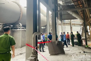 Cơ quan chức năng đang tiến hành khám nghiệm vụ tại nạn đặc biệt nghiêm trọng. (Ảnh: THANH SƠN)