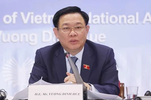 Chủ tịch Quốc hội Vương Đình Huệ trả lời các câu hỏi của đại biểu Iran.