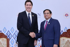 Thủ tướng Phạm Minh Chính và Thủ tướng Canada Justin Trudeau. (Ảnh: TTXVN)