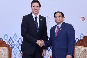Thủ tướng Phạm Minh Chính và Thủ tướng Canada Justin Trudeau. (Ảnh: TTXVN)