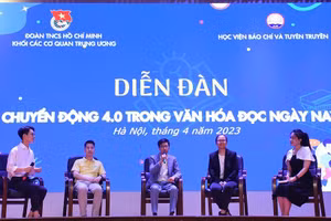 Các đại biểu giao lưu, chia sẻ ý kiến tại Diễn đàn “Chuyển động 4.0 trong văn hóa đọc ngày nay” trong khuôn khổ Ngày hội.