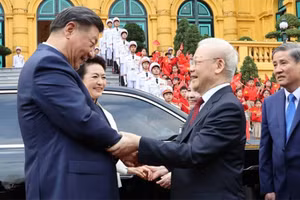 Tổng Bí thư Nguyễn Phú Trọng và Phu nhân chủ trì Lễ đón Tổng Bí thư, Chủ tịch Trung Quốc Tập Cận Bình và Phu nhân. (Ảnh: TTXVN)