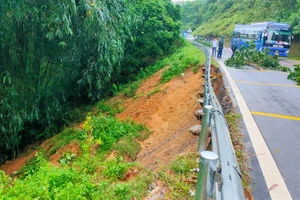 Mưa lũ gây sạt lở nhiều tuyến giao thông trên địa bàn tỉnh Phú Thọ.