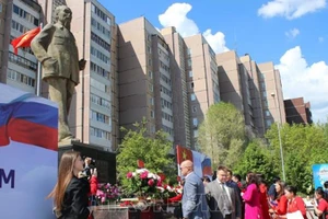 Các khách mời đặt hoa trước tượng đài Bác Hồ tại thành phố Ulyanovsk (Nga) ngày 17/5. (Ảnh: TTXVN)