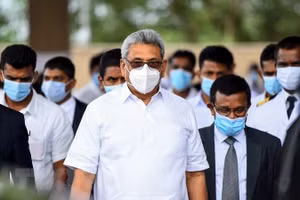 Tổng thống Sri Lanka Gotabaya Rajapaksa, giữa. (Ảnh: AFP/TTXVN)