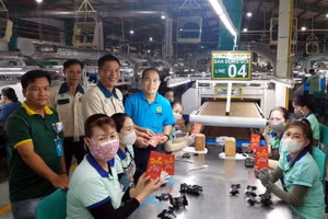 Công nhân phấn khởi trong ngày đầu tiên đi làm trở lại sau đợt nghỉ Tết tại Đồng Nai.