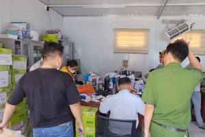 Lực lượng chức năng làm việc với đại diện Công ty gỗ Bình Minh ngay sau vụ nổ.