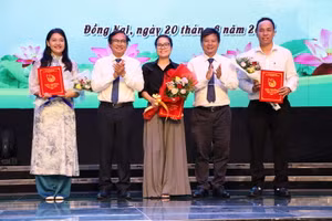 Phó Chủ tịch Hội Nhà báo Việt Nam Trần Trọng Dũng và Phó Chủ tịch Ủy ban nhân dân tỉnh Đồng Nai Nguyễn Sơn Hùng trao 3 giải Nhì cho đại diện các nhóm tác giả.