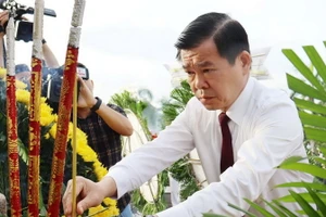 Bí thư Tỉnh ủy Đồng Nai Nguyễn Hồng Lĩnh dâng hương tại Đài liệt sĩ, Nghĩa trang liệt sĩ tỉnh.