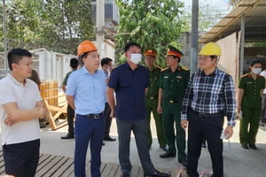 Quyền Chủ tịch Ủy ban nhân dân tỉnh Đồng Nai Võ Tấn Đức cùng Thiếu tướng Nguyễn Sỹ Quang, Giám đốc Công an tỉnh có mặt tại hiện trường chỉ đạo cứu người, khắc phục hậu quả vụ tai nạn lao động. 