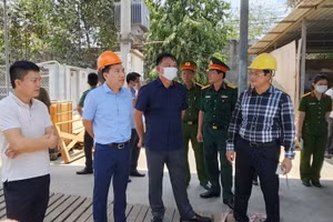 Quyền Chủ tịch Ủy ban nhân dân tỉnh Đồng Nai Võ Tấn Đức cùng Thiếu tướng Nguyễn Sỹ Quang, Giám đốc Công an tỉnh có mặt tại hiện trường chỉ đạo cứu người, khắc phục hậu quả vụ tai nạn lao động. 