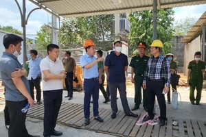 Quyền Chủ tịch Ủy ban nhân dân tỉnh Đồng Nai Võ Tấn Đức và Thiếu tướng Nguyễn Sỹ Quang, Giám đốc Công an tỉnh chỉ đạo khắc phục hậu quả vụ nổ.